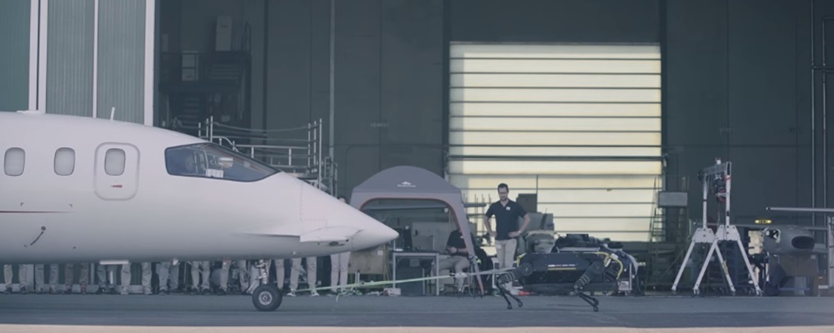 Imagem de: Este pequeno robô consegue puxar um avião de 3 toneladas sozinho [vídeo]
