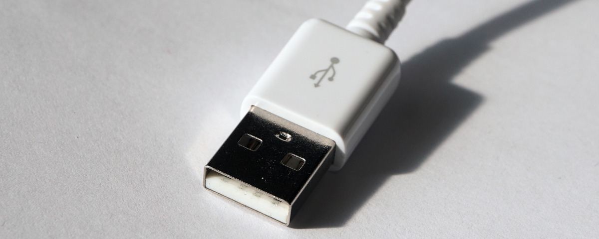 Imagem de: Existe um motivo para o USB ser tão difícil de plugar, explica criador