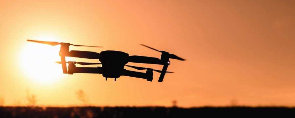 Imagem de: Cientistas criam drone que se adapta e muda de forma em pleno voo