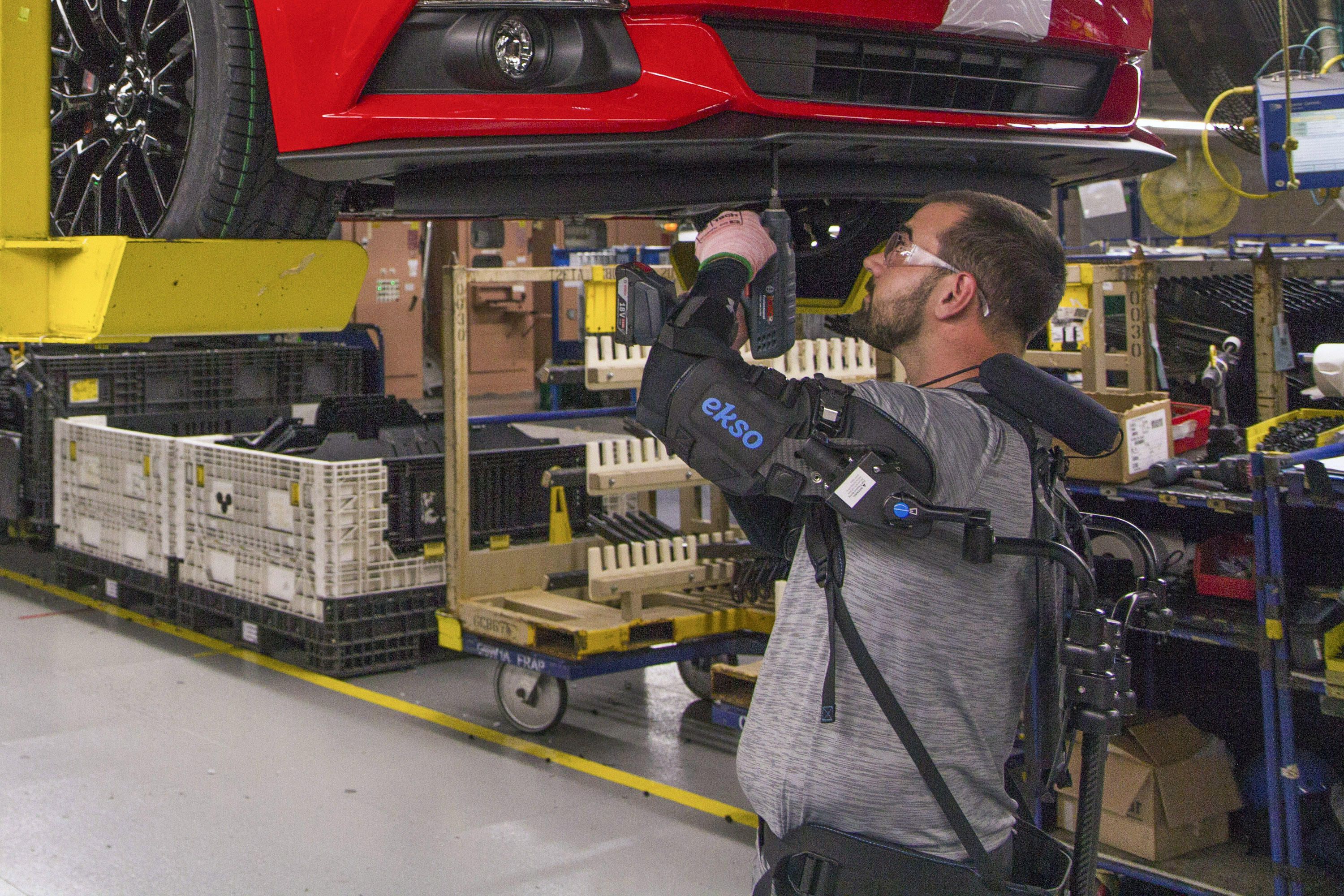Imagem de: Funcionários da Ford usam exoesqueleto para evitar lesões no trabalho