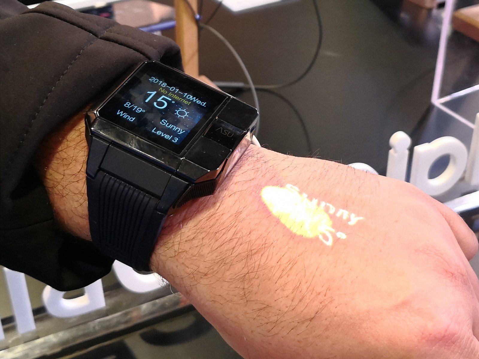 Imagem de: Esse smartwatch é um pequeno projetor que gera imagens sobre sua mão